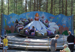 huvipuisto_hullygully.jpg 113k